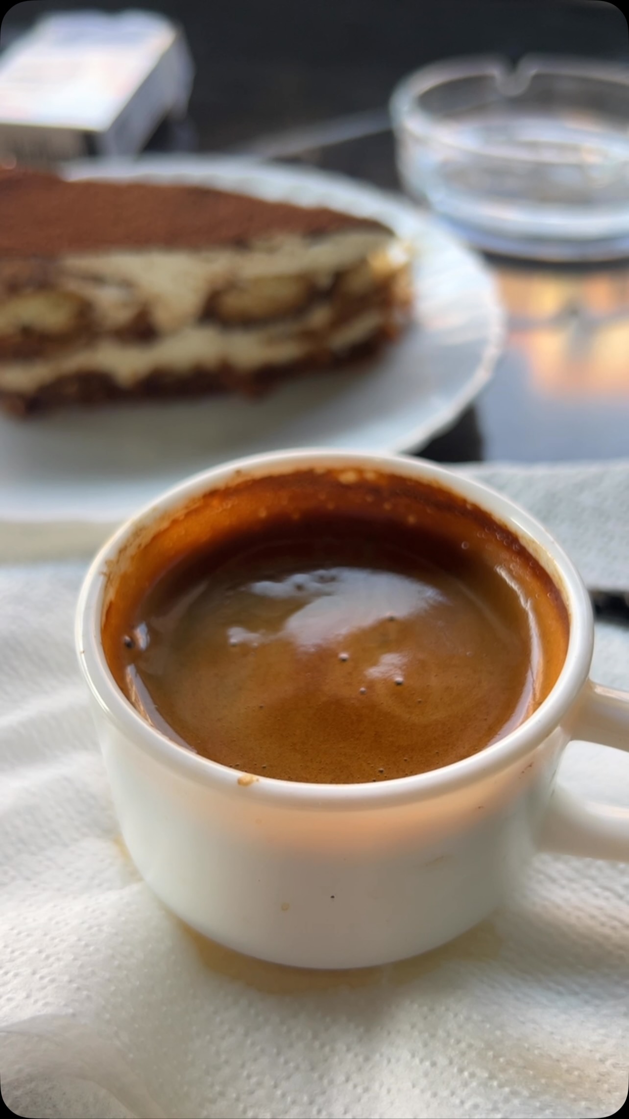 Un café accompagné d’un dessert chez VERO!